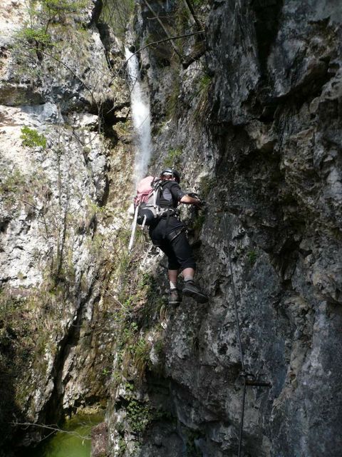 Dem Wasserfall entgegen Dem Wasserfall entgegen