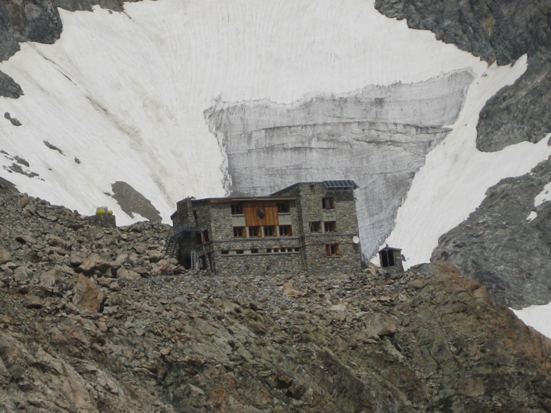 Refuge Des Écrins (3170 m) Refuge Des Écrins (3170 m)