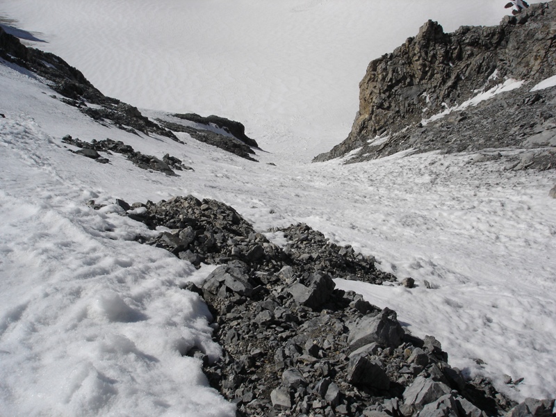 Blick hinunter vom Königsjoch in die steile Rinne Blick hinunter vom Königsjoch in die steile Rinne