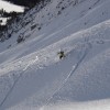 Christine im steilen Hang mit Pulverschnee