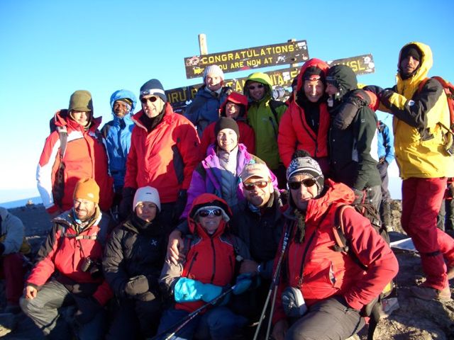 alle-haben-wir-den-uhuru-peak-5895-m-erreicht alle-haben-wir-den-uhuru-peak-5895-m-erreicht